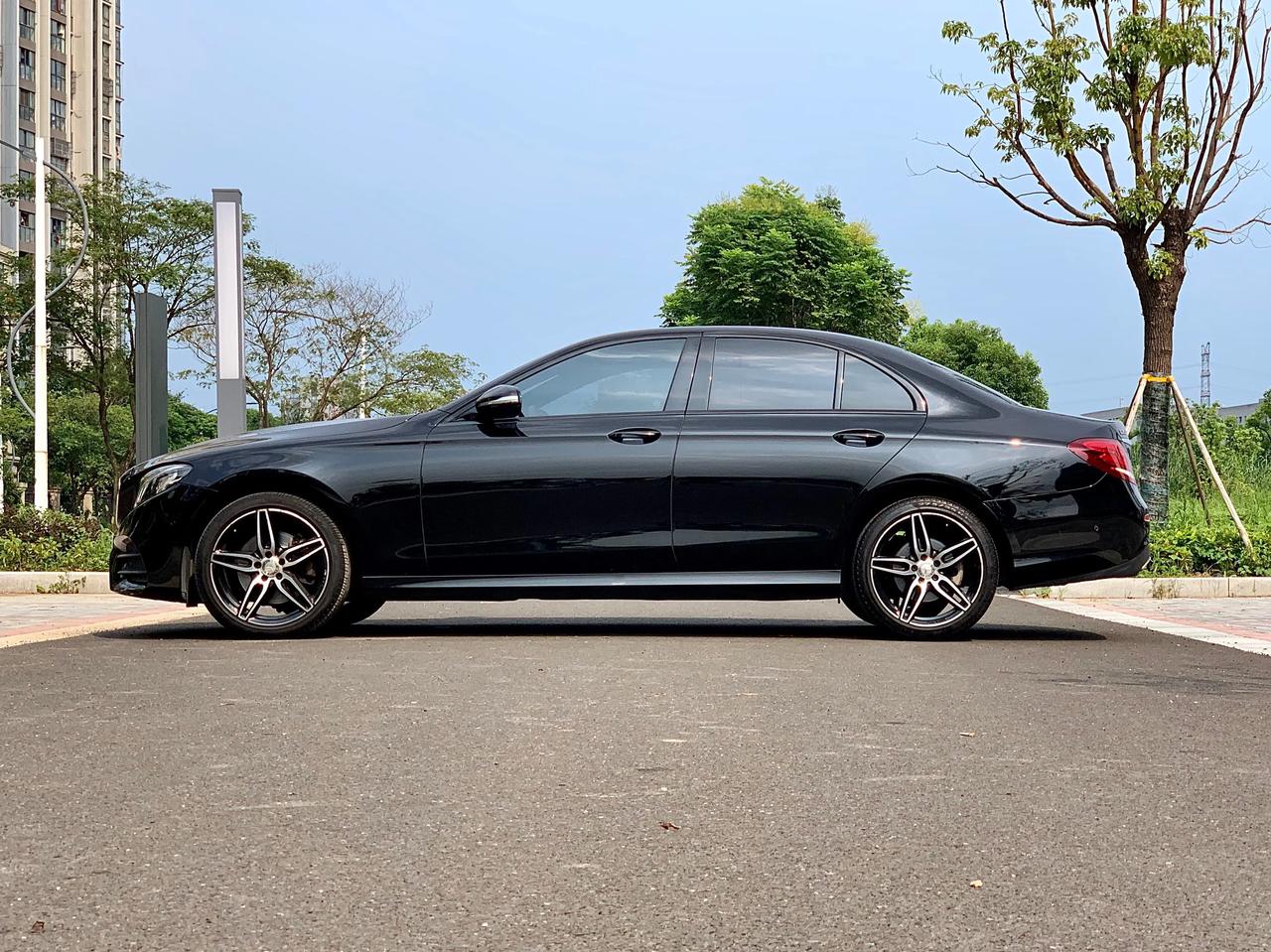 标轴的奔驰e真不多见,还是个黑色比较显