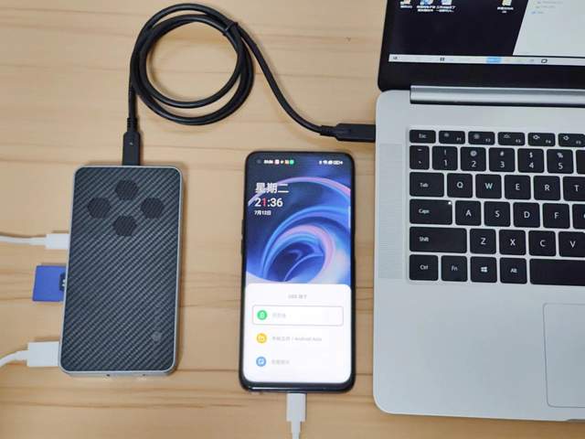 小巧便携多功能，10Gbps 十合一硬盘盒扩展坞：打工人的办公利器