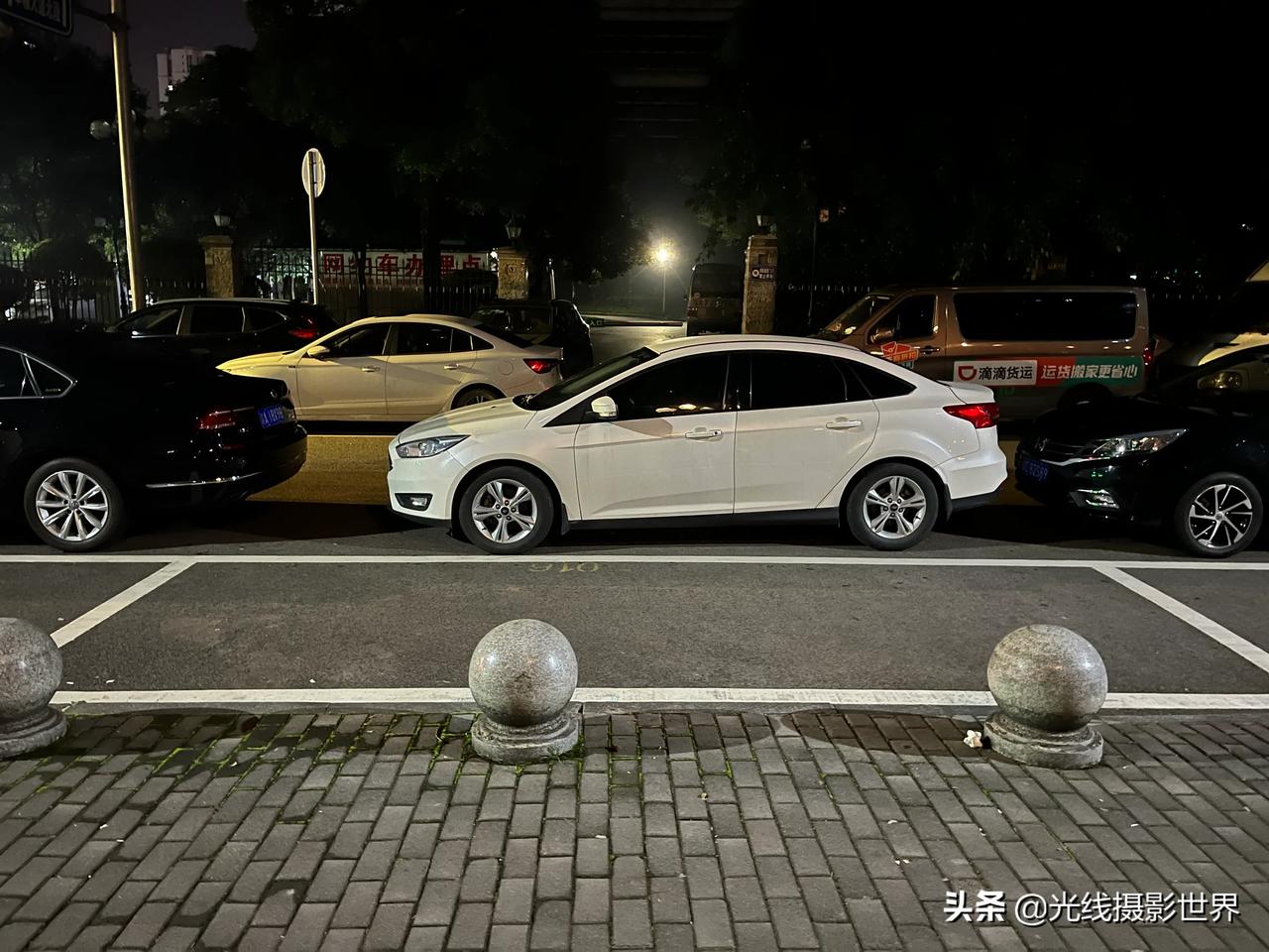 重慶街頭的照片……這麼多小汽車,都沒有停放在道路上畫好的停車位