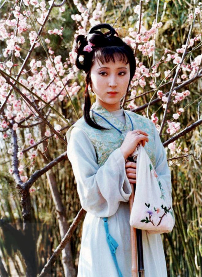 陈晓旭版红楼梦林黛玉陈晓旭版林黛玉还原度有多高1984年中央台筹备