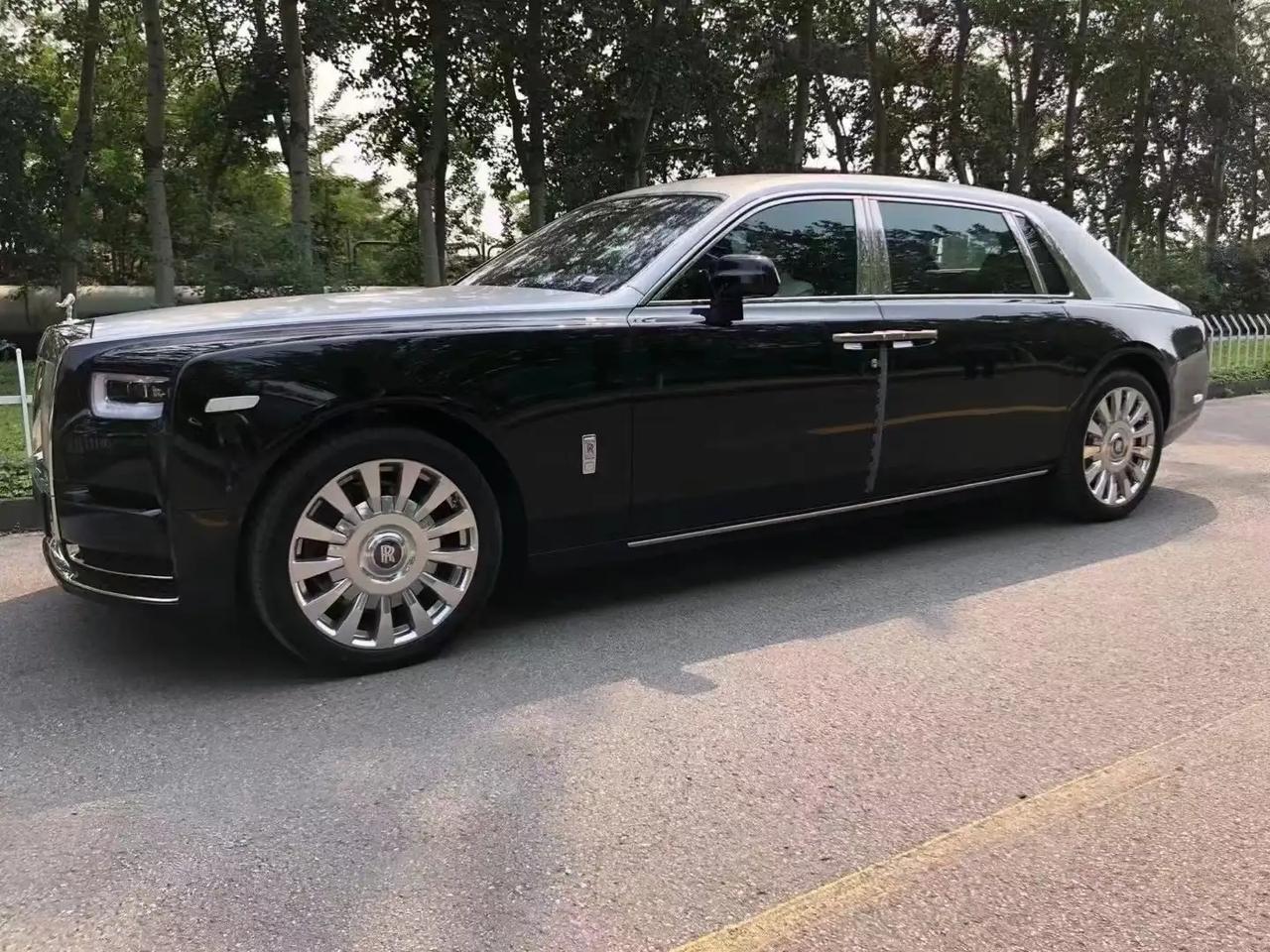 全新劳斯莱斯幻影加长版外观银黑双拼内饰热情红全球唯一把车门装反的