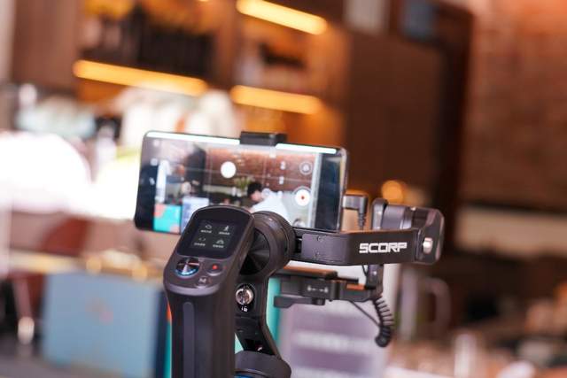 拍视频手不稳？试试这款全能稳定器，飞宇蝎子mini三轴稳定器体验