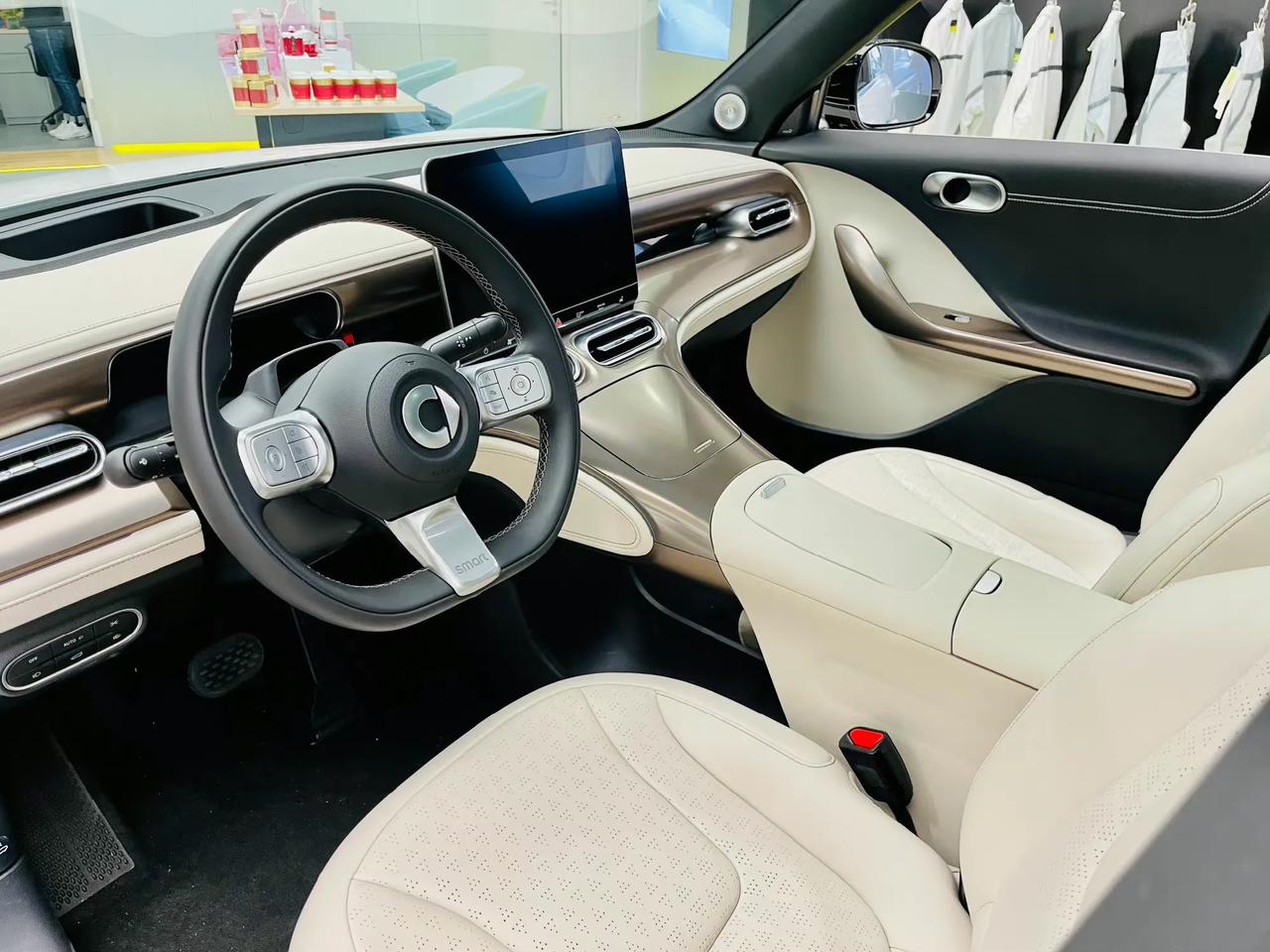 拿捏小女生的奔驰小电车电动smart内饰非常精致粉饼一样的车钥匙品牌