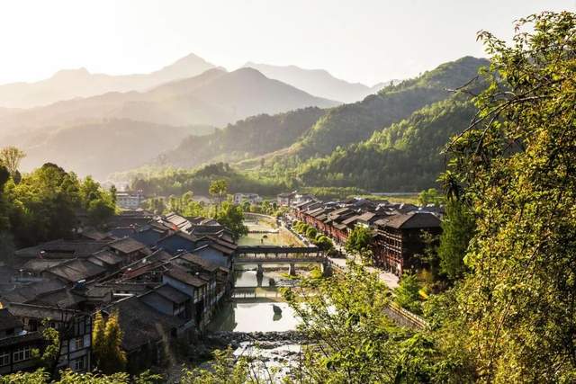 满是香甜青山深情款款,原野明媚绚烂时下的青木川古镇,轻盈自然请收下