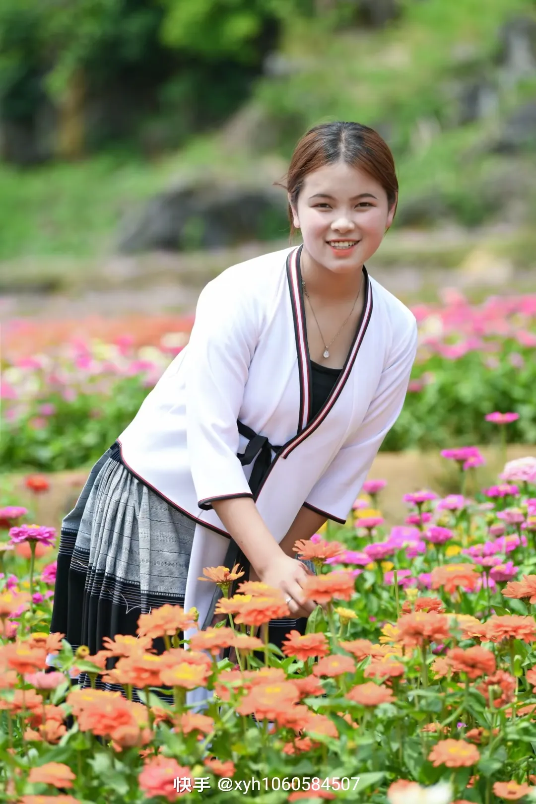 夏游花海美丽风景 苗家姑娘多姿多彩展风彩 天天看点