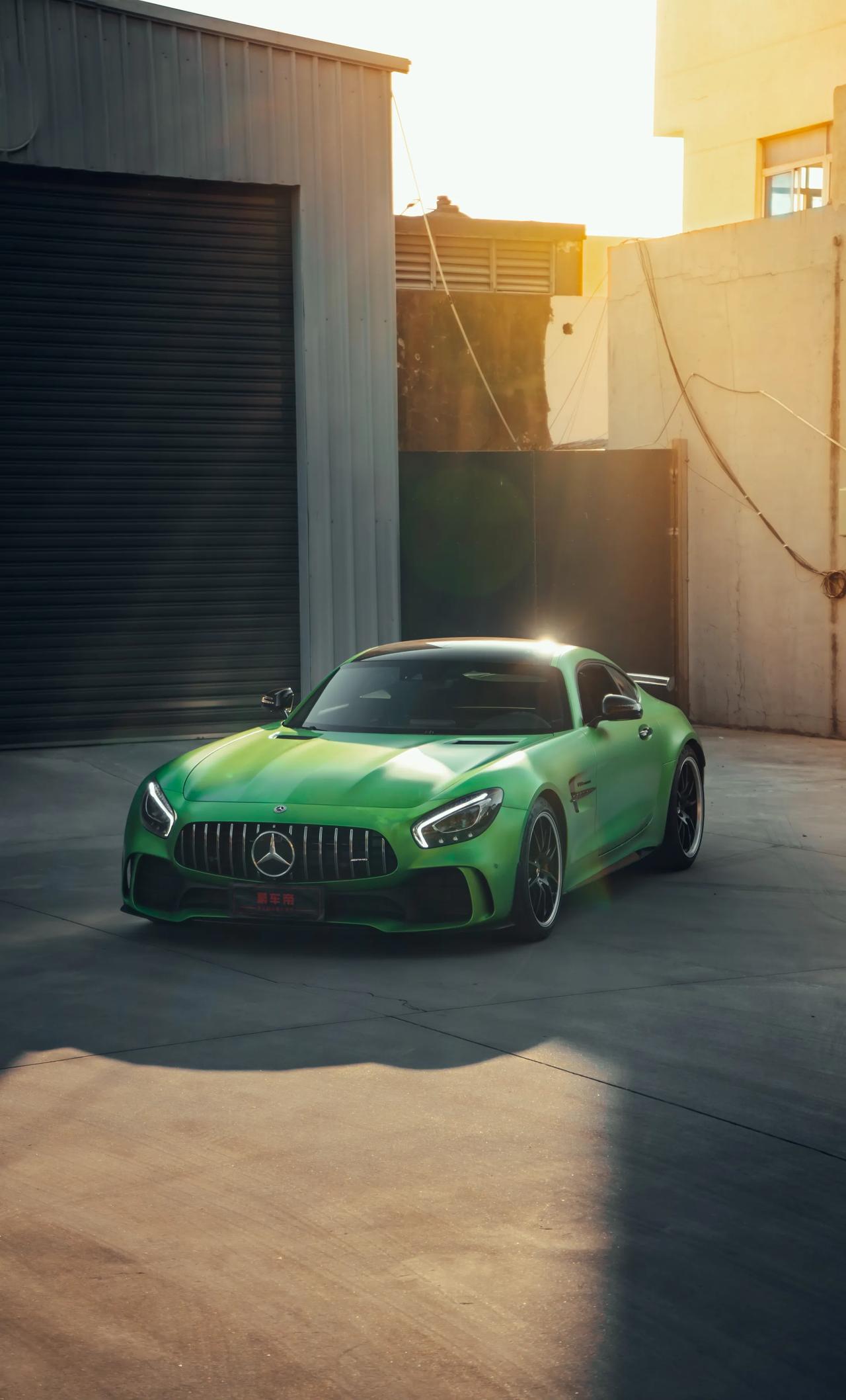 奔驰绿魔amg gt r 目前二级市场这个价位还有保时捷99