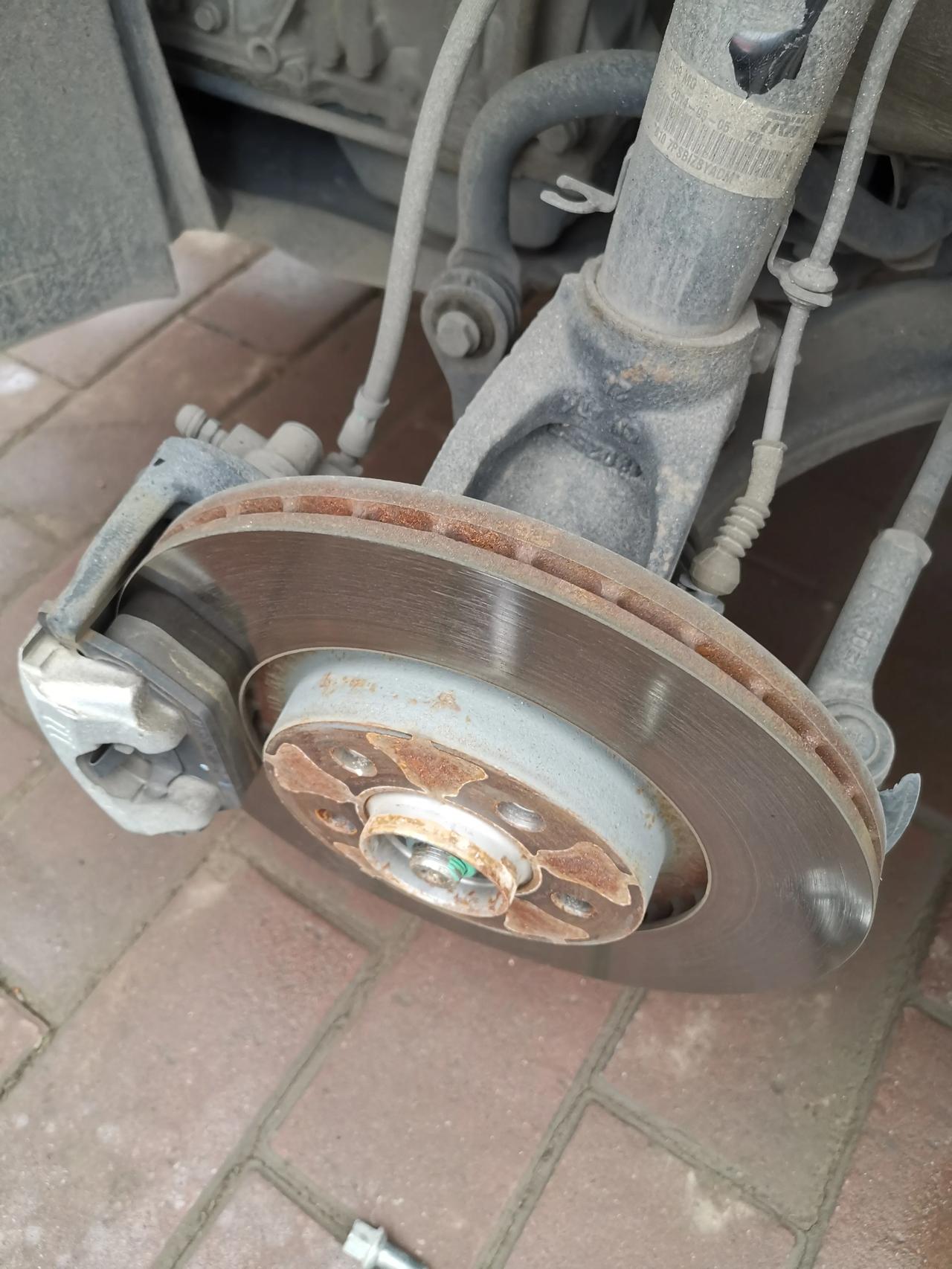 六七年的车了,平时也不是每天都开,今天出来换换轮胎,发现除了刹车片