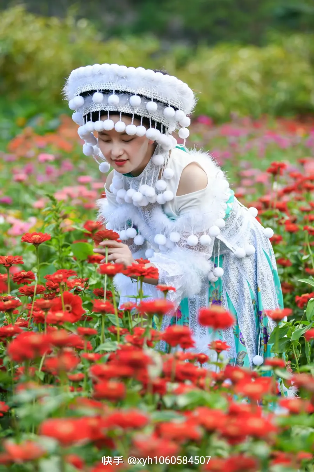 夏游花海美丽风景 苗家姑娘多姿多彩展风彩 天天看点