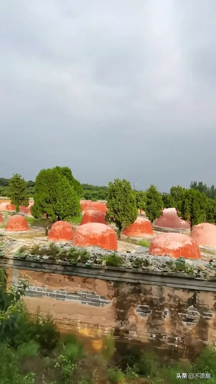 這裡是康熙的景陵妃園寝 在這座園寝裡面安眠着康熙皇帝的49位妃嫔 其中有貴妃一人 妃子11人 嫔8人 貴人10人 常在9 天天看點