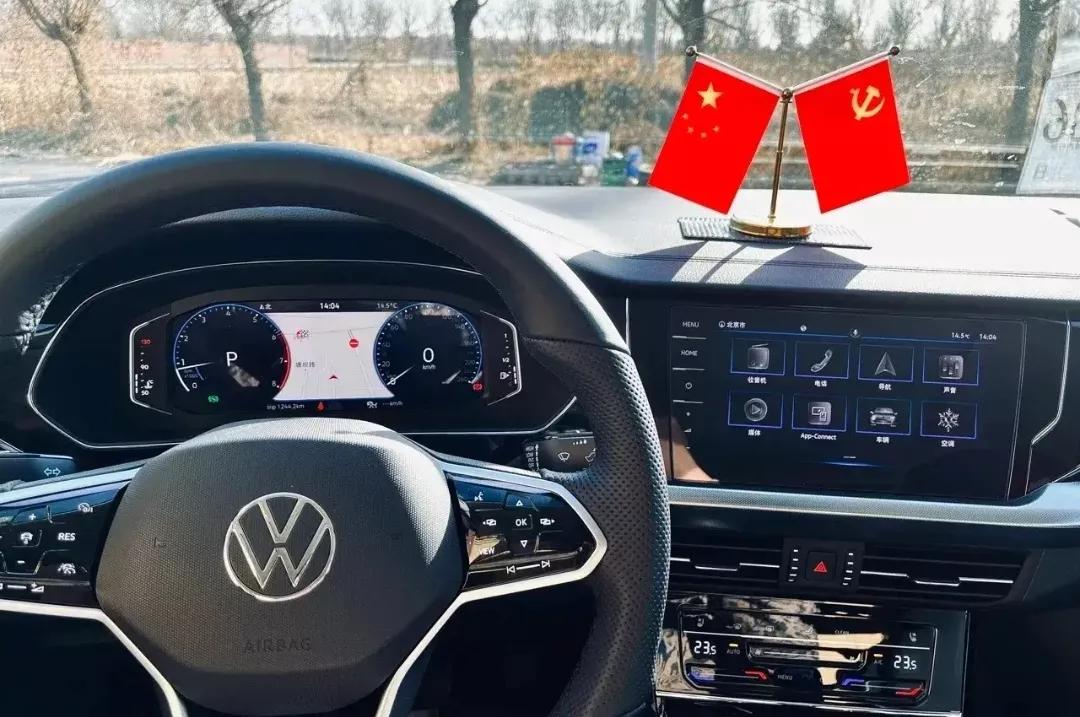 大家发现了吗,大众车主,很多都会在中控台上摆红旗,途昂,辉昂_3/14页