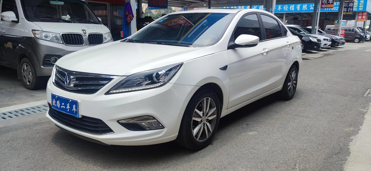 新到17年10月长安逸动白色15自动挡顶配无钥匙进入一键启动多功能方向