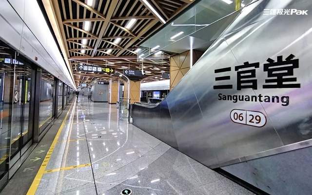 一站一景！三雄极光灯色撩人，美爆地铁圈