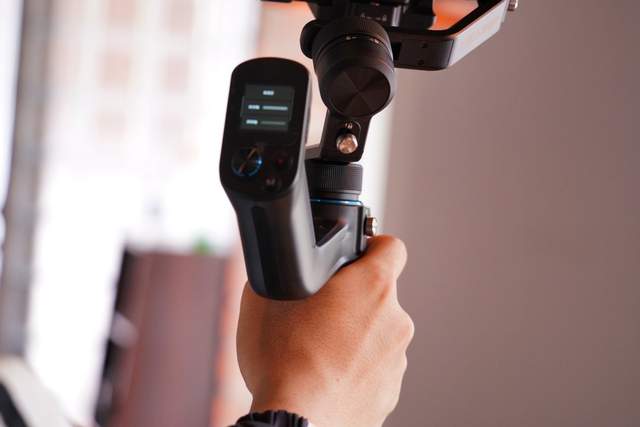 拍视频手不稳？试试这款全能稳定器，飞宇蝎子mini三轴稳定器体验