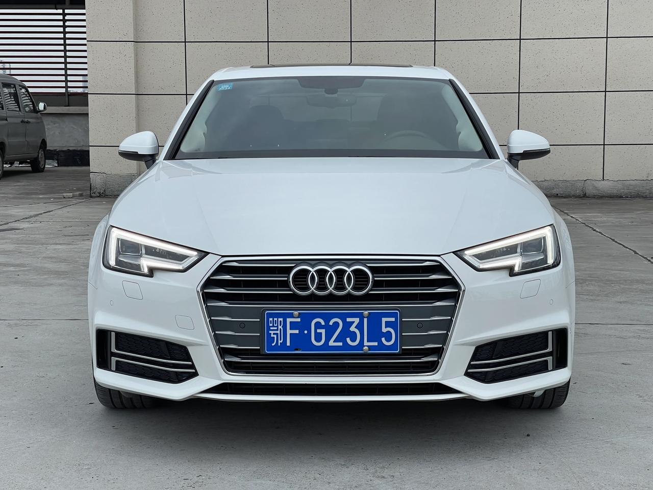 17年奥迪a4l,2.0t高配,全景天窗,稀有的米色内饰,原