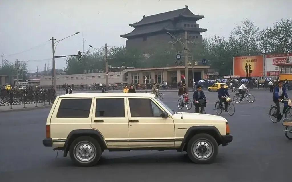 1993年的北京,前门附近的一辆切诺基 90年代的大概卖到2