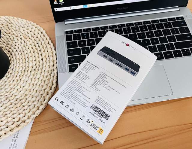 小巧便携多功能，10Gbps 十合一硬盘盒扩展坞：打工人的办公利器