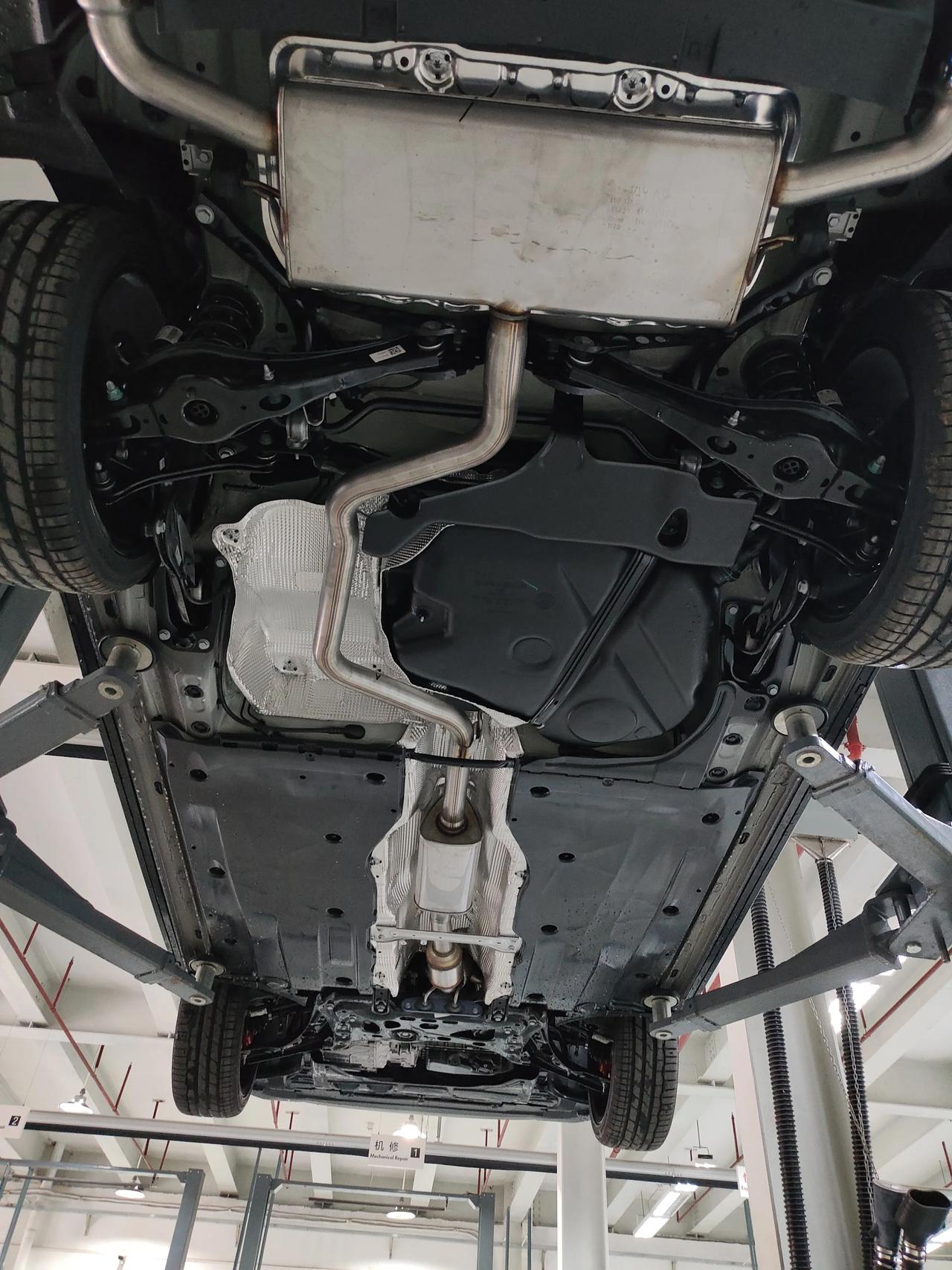 外观和澎湃的动力带来的轰鸣声浪所吸引但有几个见过高尔夫gti的底盘