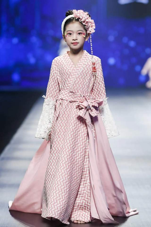 新国风时尚衣生活迦然江南梦华录亮相广东时装周