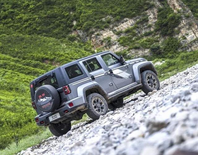 BJ40车主李妮娜向汽车圈发起的挑战：陈震应战黑级雪道