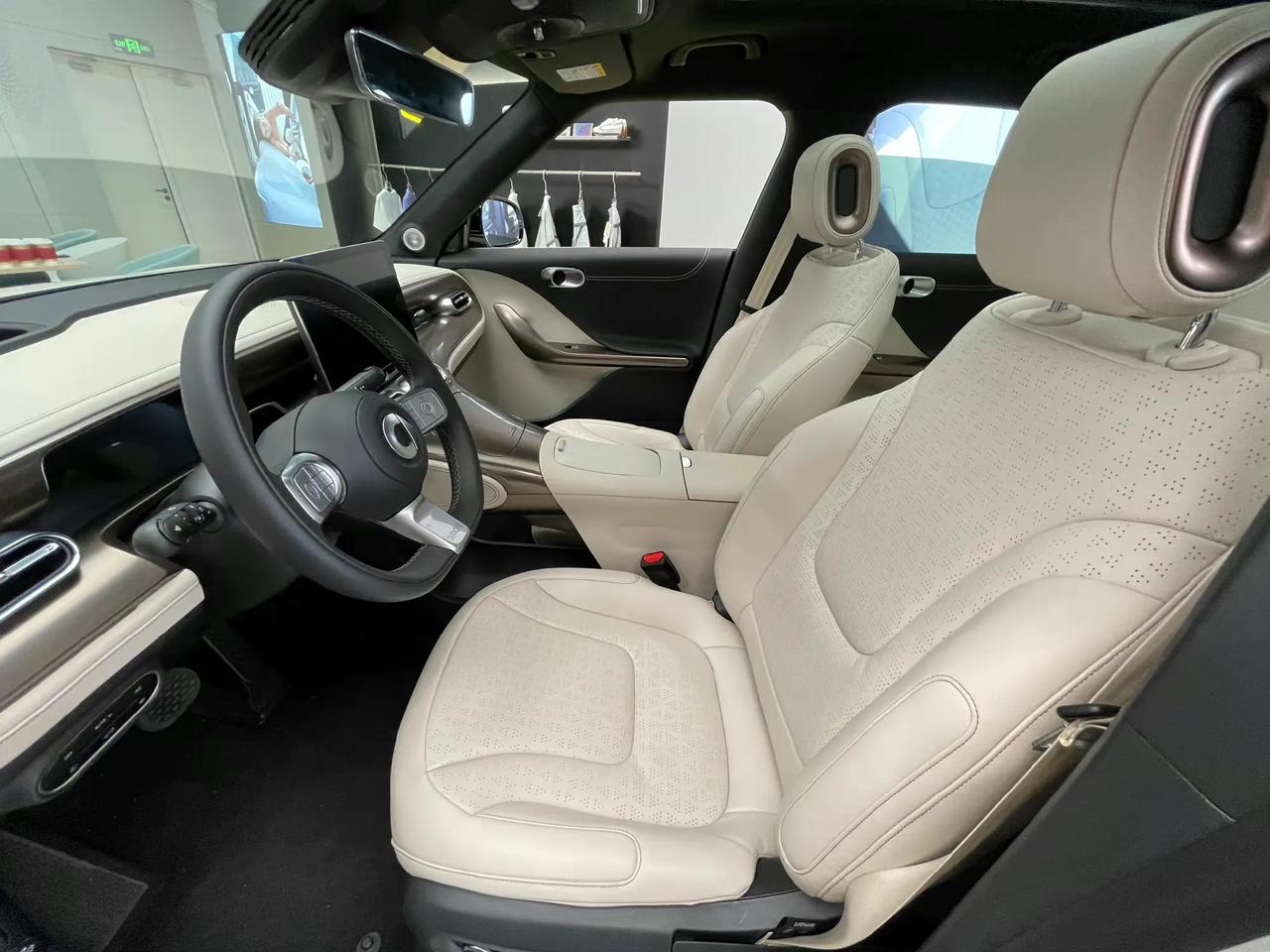 拿捏小女生的奔驰小电车电动smart内饰非常精致粉饼一样的车钥匙品牌