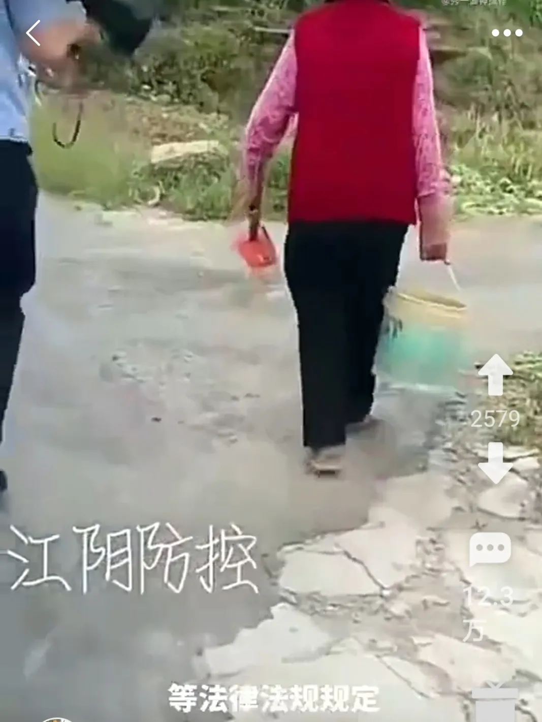 曝江苏一老大娘违反封控要求，疫情期间出家门给菜园浇地，警察拿喇叭一路跟随，她当耳旁风（视频/组图） - 8