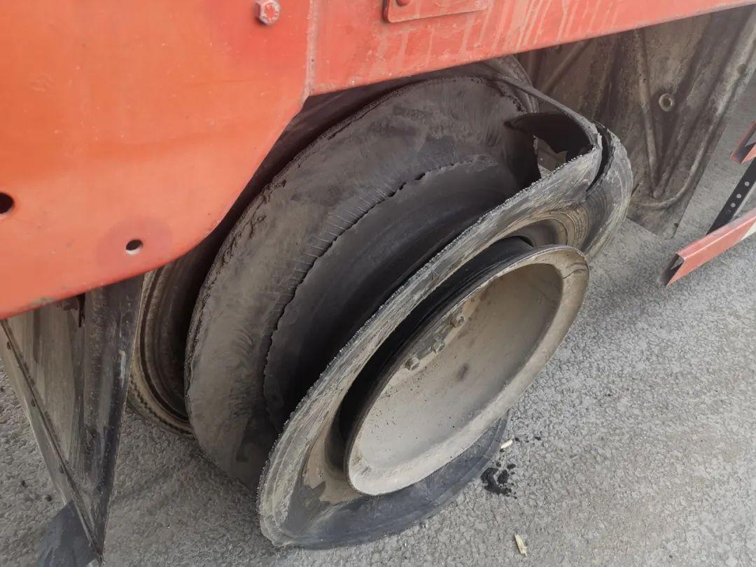 你好守护者联盟#德州:大货车高速爆胎,交警救助消隐患近日