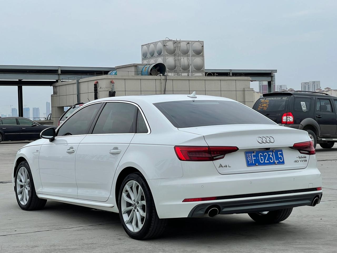 17年奥迪a4l,2.0t高配,全景天窗,稀有的米色内饰,原