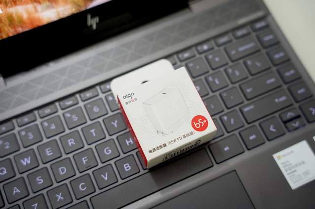 一个充电头就能解决我们所有快充需求 aigo 65W PD快充头上手体验