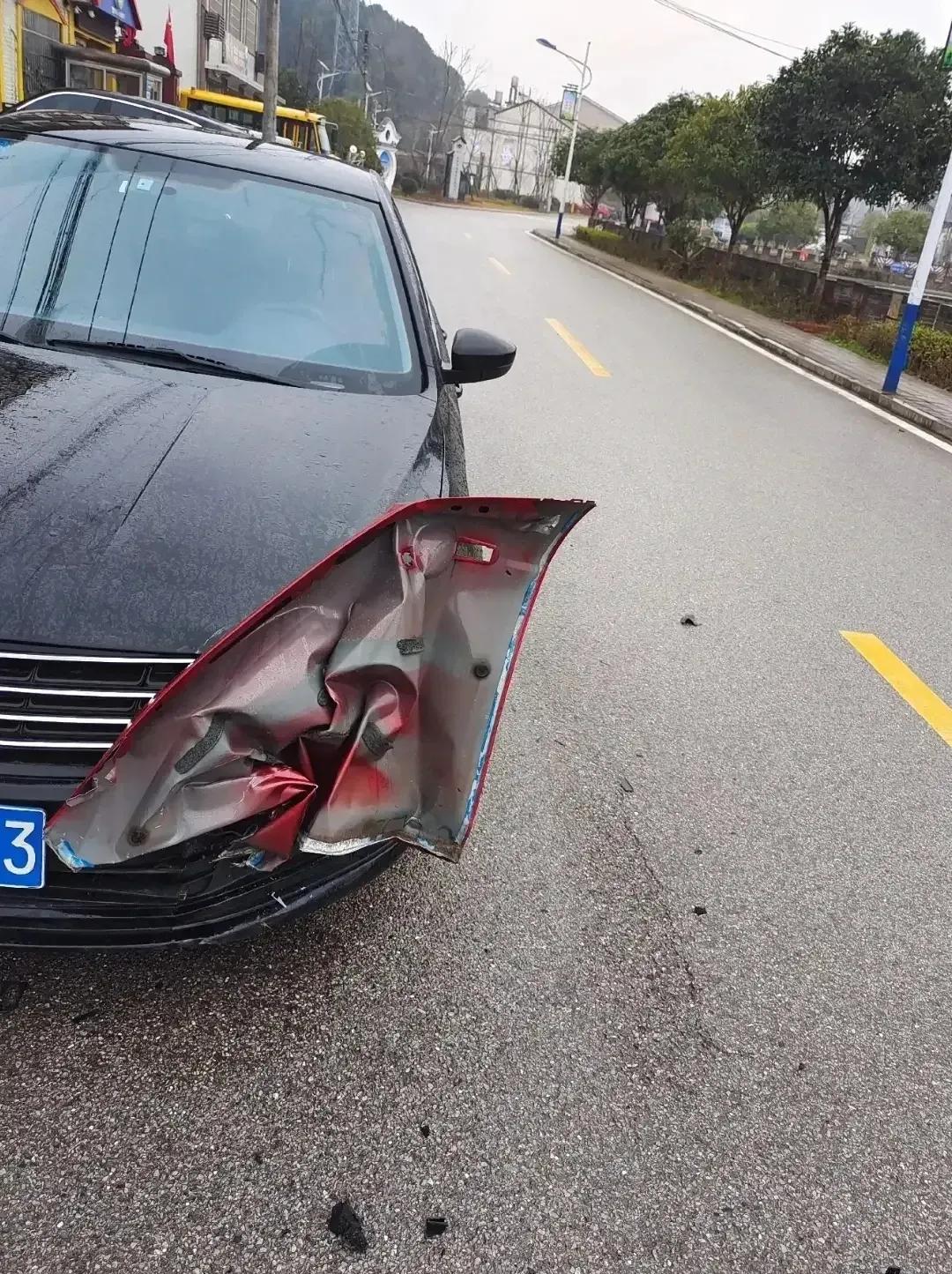 车钣金扎实铁皮厚的优势体现出来了维大众朗逸被撞图片大众朗逸刮擦