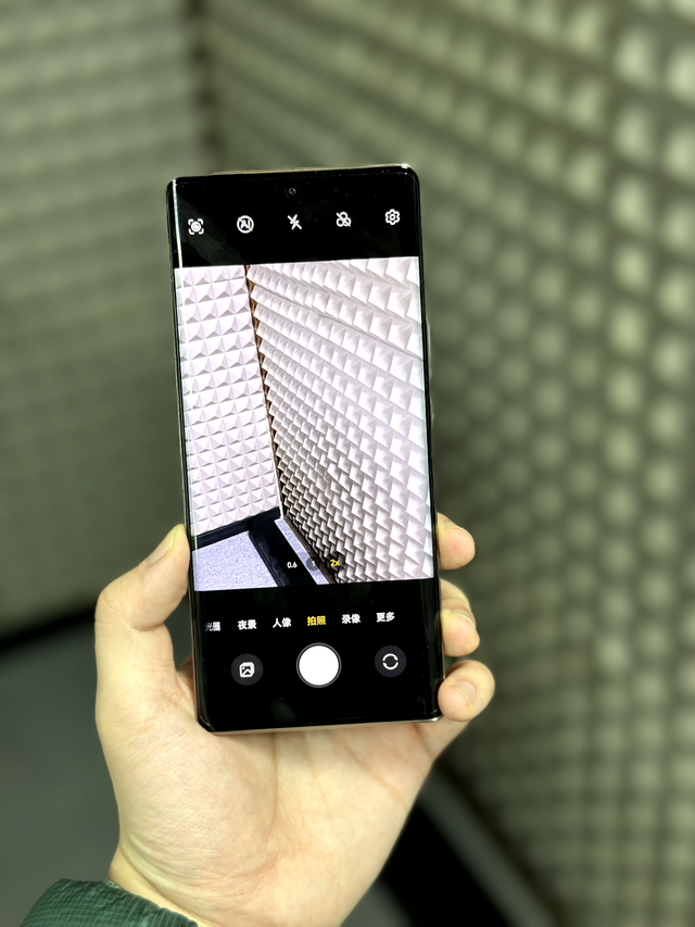 荣耀 80SE引领时尚先锋，打造屏幕美学：10.7亿色显+1920Hz调光