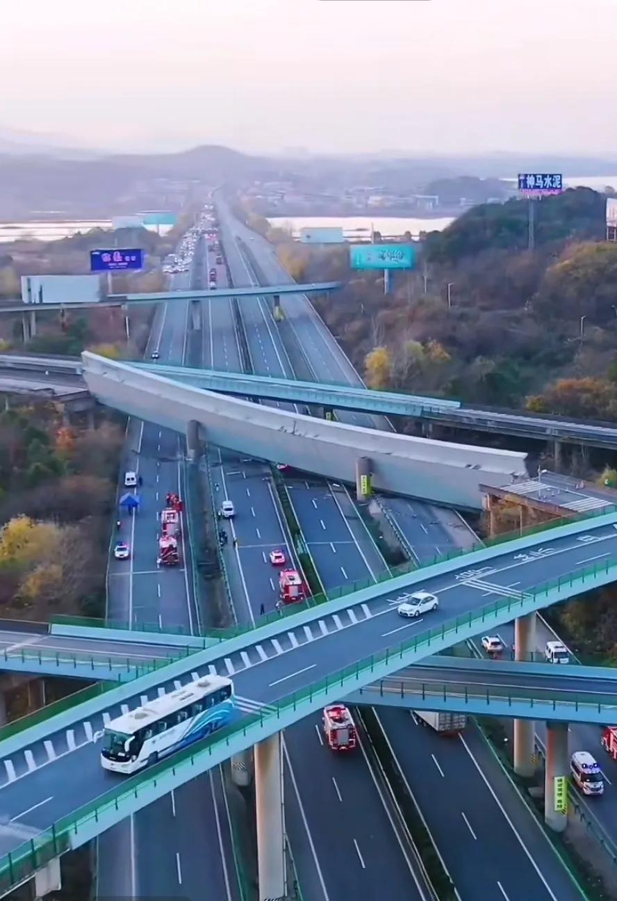 单向两车道的高速匝道,那么长一段,中