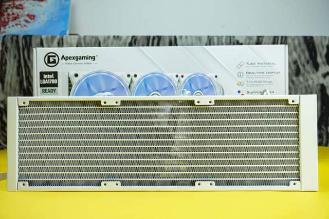 白装机三件套由艾湃电竞盖亚GAIA引领，白机箱焕发靓丽色彩