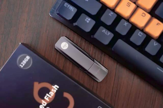 相比普通U盘，固态U盘的优势不仅仅是传输速度快那么简单