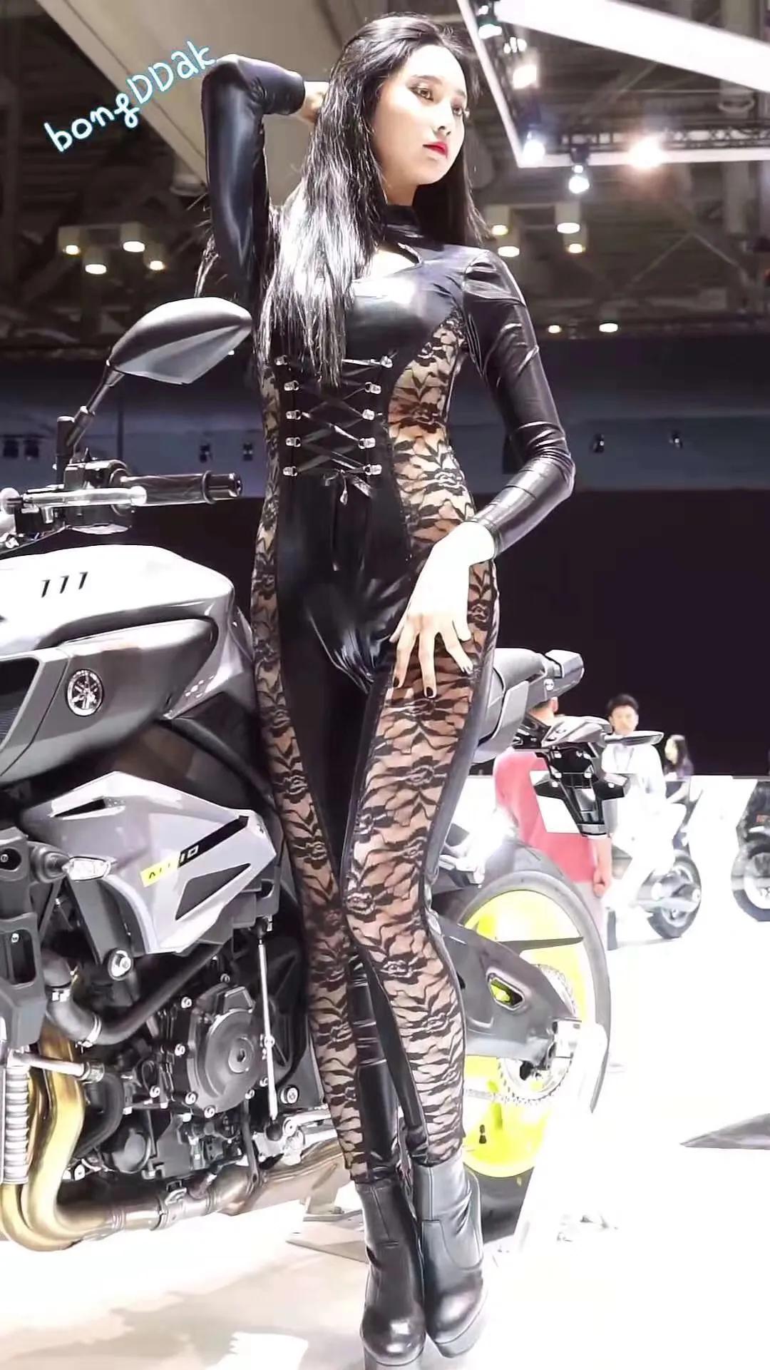 韩国摩托车展上的车模,国内很少见到
