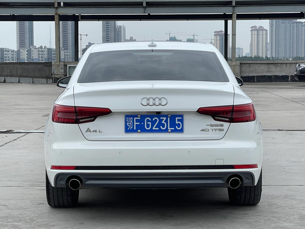 17年奥迪a4l,2.0t高配,全景天窗,稀有的米色内饰,原