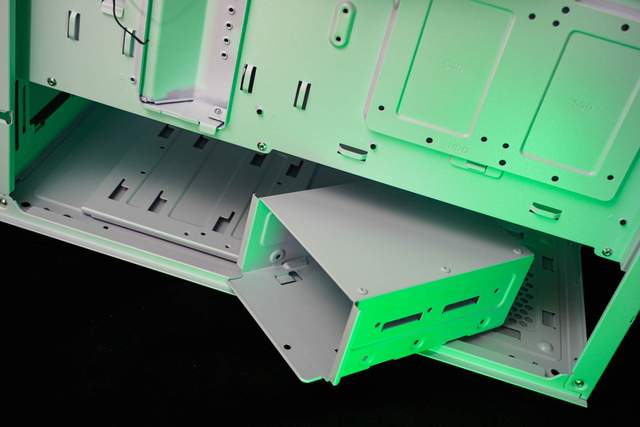 白装机三件套由艾湃电竞盖亚GAIA引领，白机箱焕发靓丽色彩