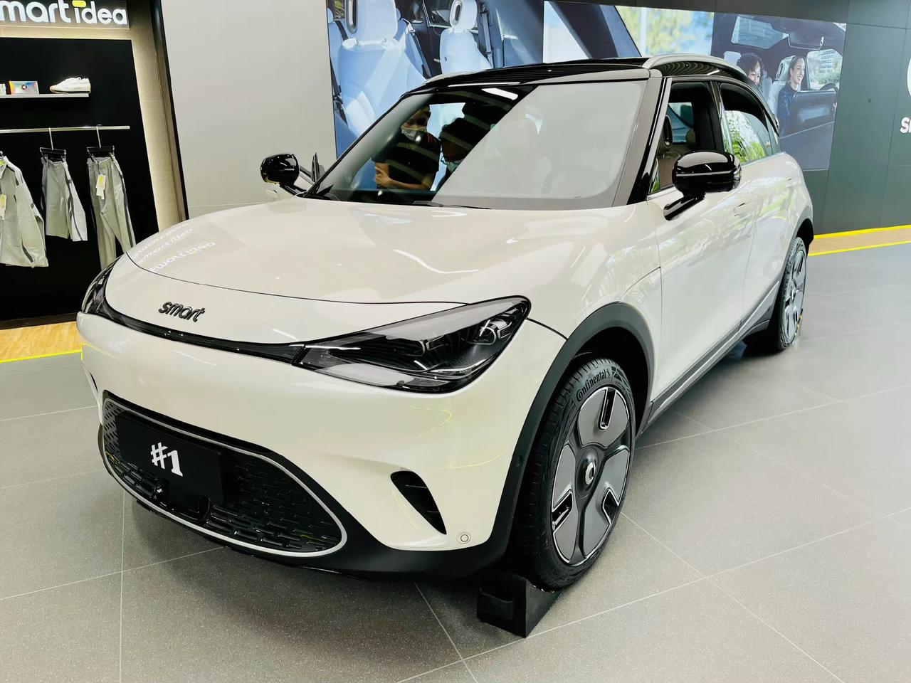 拿捏小女生的奔驰小电车电动smart内饰非常精致粉饼一样的车钥匙品牌