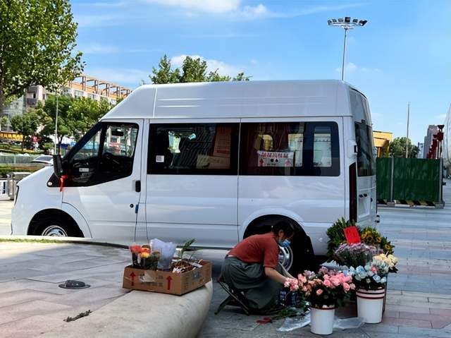 販賣人間浪漫,擺攤賣花的小姐姐說有ta真好-愛卡汽車愛咖號