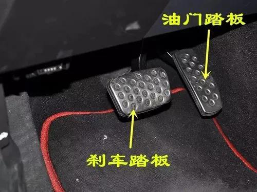 心血来潮说要开车,我坐在副驾驶座看着她,发现她左脚刹车,右脚油门,我