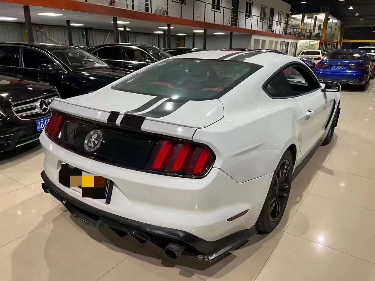 17年上牌福特野马23t两门四座外白内红10万公里特价1688万首付1万开