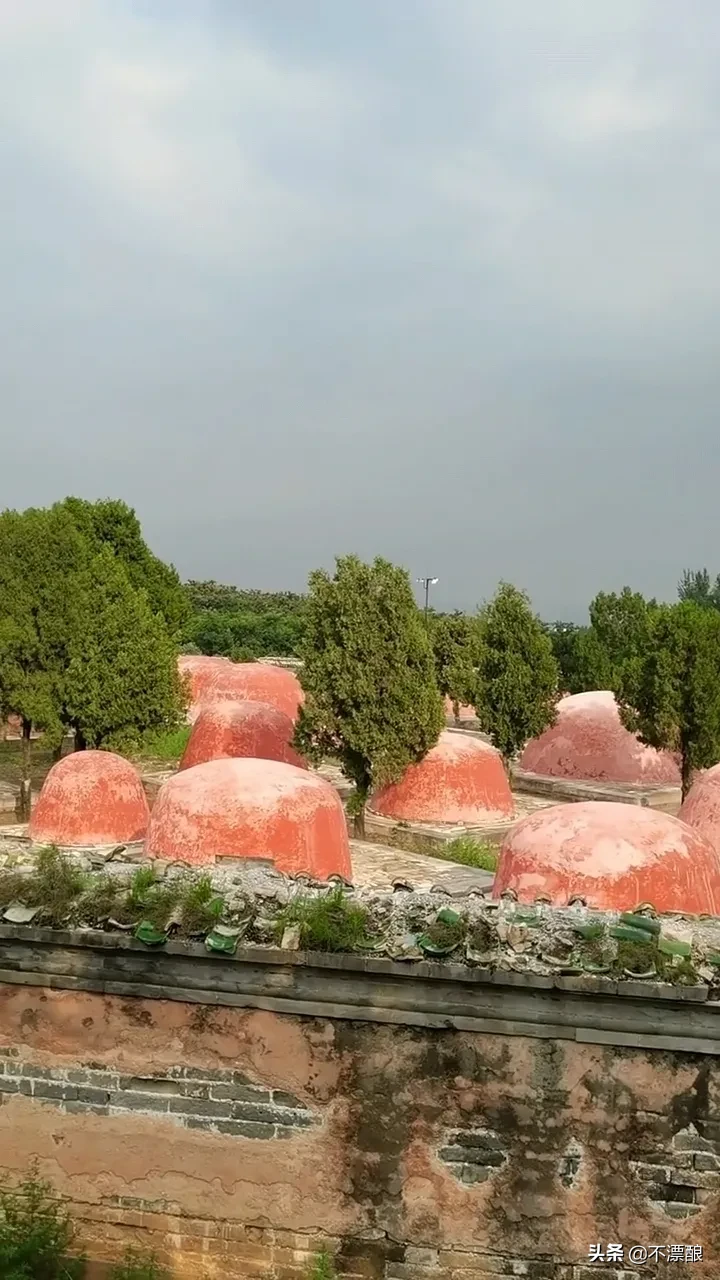 這裡是康熙的景陵妃園寝 在這座園寝裡面安眠着康熙皇帝的49位妃嫔 其中有貴妃一人 妃子11人 嫔8人 貴人10人 常在9 天天看點