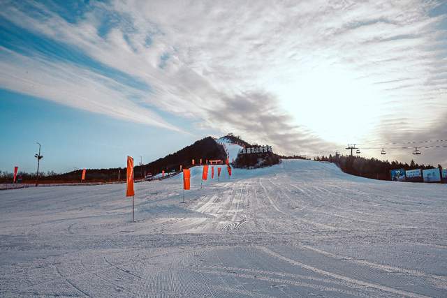 BJ40车主李妮娜向汽车圈发起的挑战：陈震应战黑级雪道