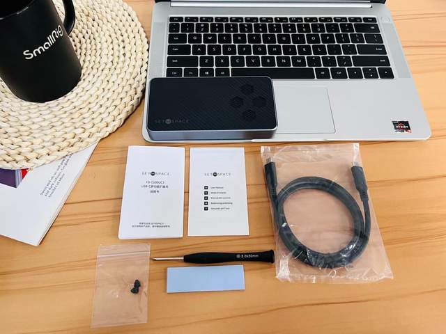 小巧便携多功能，10Gbps 十合一硬盘盒扩展坞：打工人的办公利器