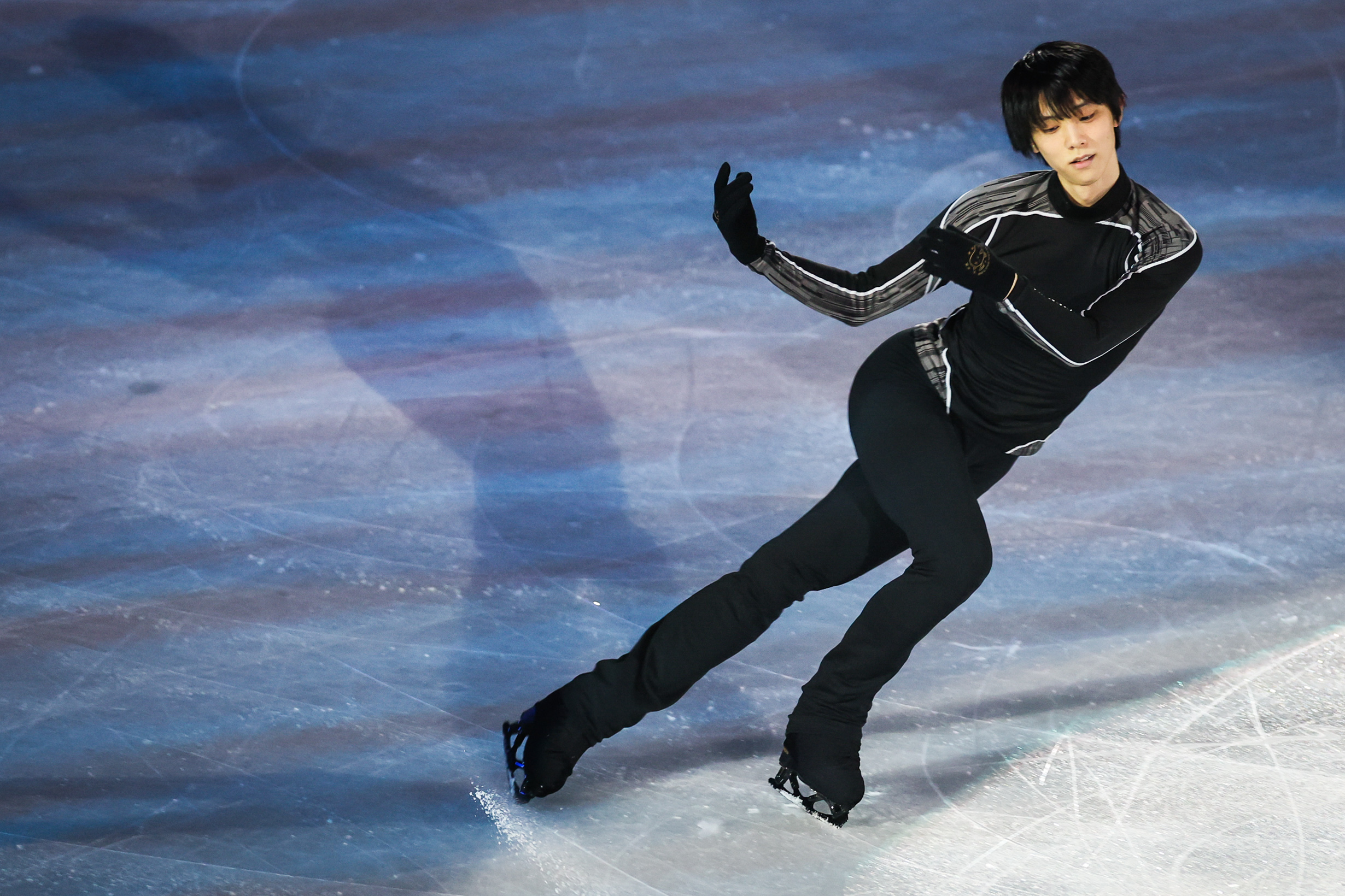羽生结弦亮相彩排一身黑衣亲吻冰面