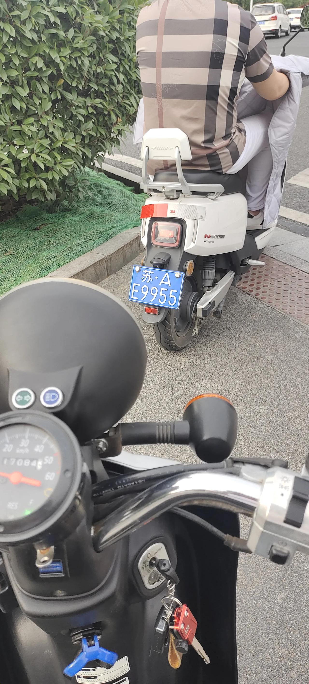 电动车怎么上#摩托车_懂车帝