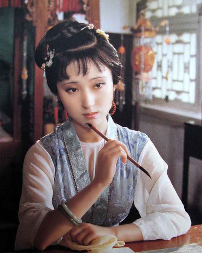 陈晓旭版红楼梦林黛玉陈晓旭版林黛玉还原度有多高1984年中央台筹备