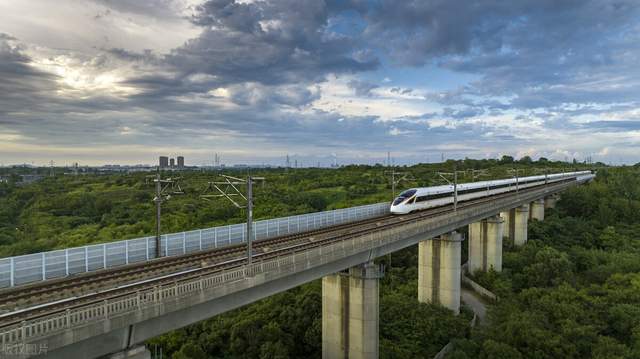 偷渡到境外实施诈骗，可能涉及的“两大类罪名”及量刑法条分析