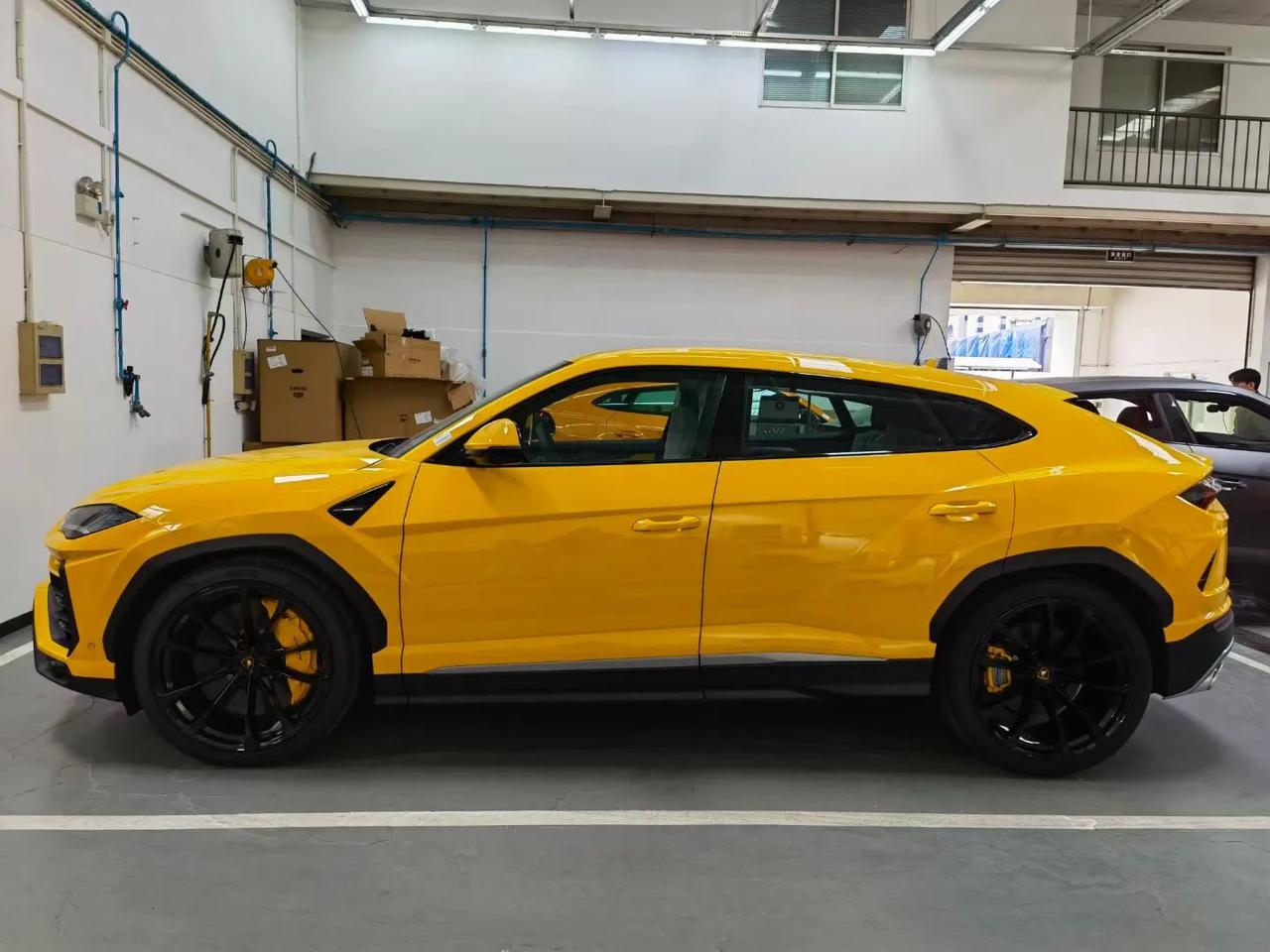 兰博基尼urus黄黄配置23寸亮黑轮毂黄色卡钳全景天窗运动双色内饰反色