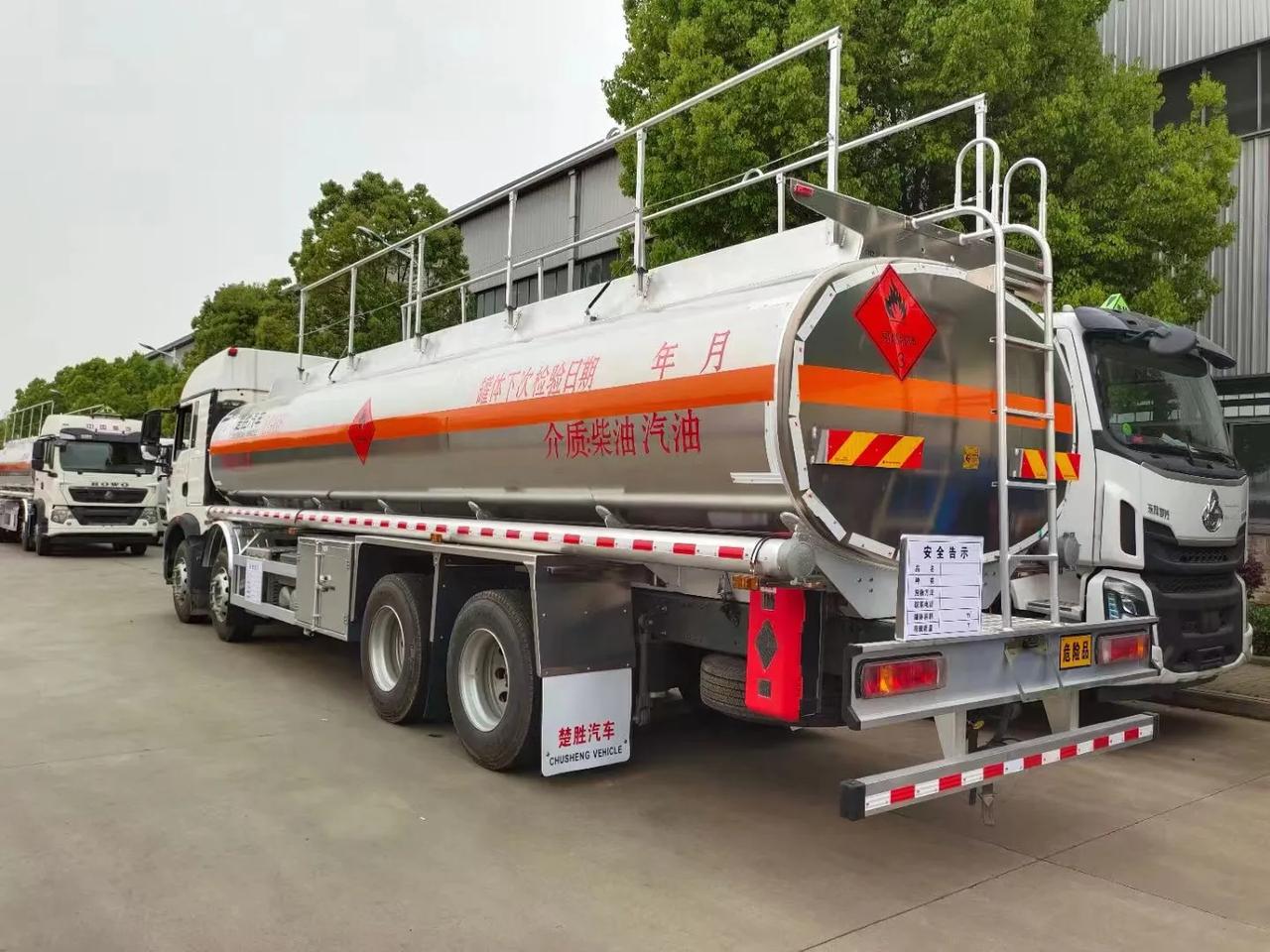 重汽豪沃前四后八铝合金油罐车曼350马力柴汽油介质上高速拉206吨不