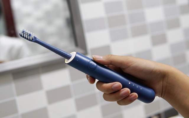 专业护理，呵护牙齿，舒摩斯（CAREMOS）欧拉电动牙刷！